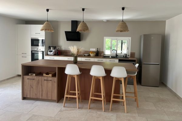 cuisine spacieuse blanc et bois , une cuisine réalisée par SoCoo'c Bergerac