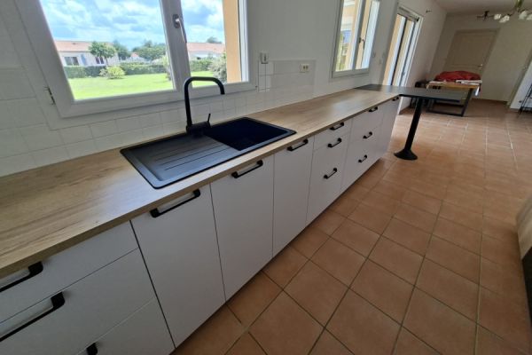 Double linéaire avec espace repas, une cuisine réalisée par SoCoo'c Challans