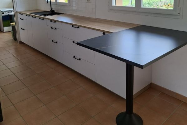 Double linéaire avec espace repas, une cuisine réalisée par SoCoo'c Challans