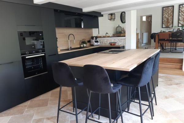 La cuisine noire et bois de Séverine et Jams !, une cuisine réalisée par SoCoo'c La Rochelle