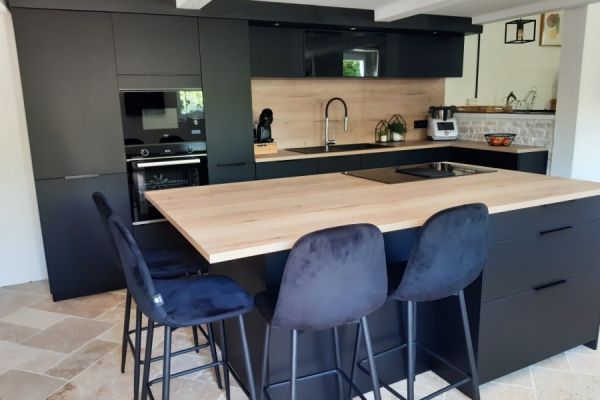 La cuisine noire et bois de Séverine et Jams !, une cuisine réalisée par SoCoo'c La Rochelle