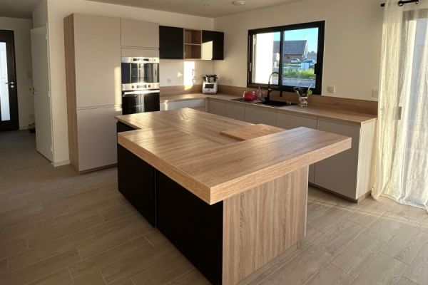 Cuisine Chamois Noir et Bois , une cuisine réalisée par SoCoo'c Bain de Bretagne