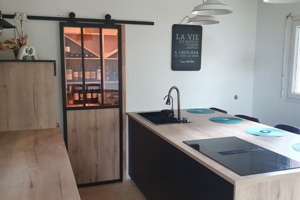 Cuisine équipée avec ilôt, une cuisine réalisée par SoCoo'c Bordeaux le Lac
