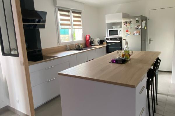 La cuisine blanche et bois avec îlot de Mr. et Mme. H, une cuisine réalisée par SoCoo'c Rennes Melesse