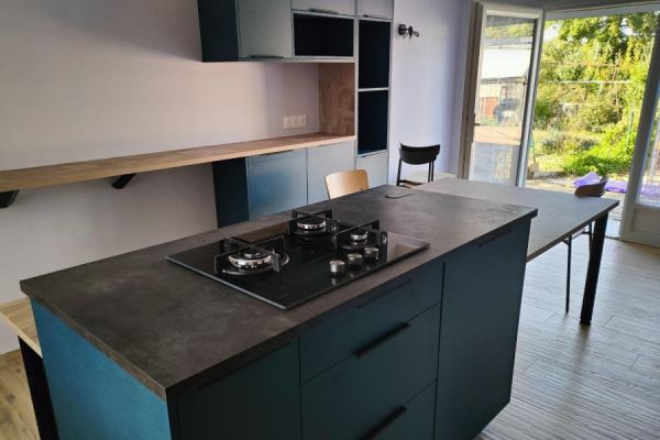 Cuisine bleue et bois sur mesure avec îlot central, une cuisine réalisée par SoCoo'c Ancenis