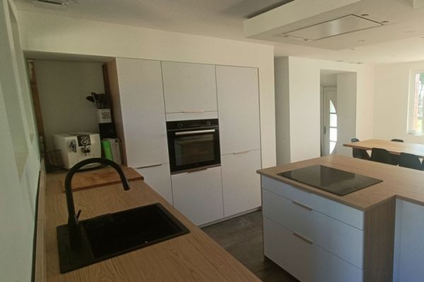 Séjour &amp; cuisine blanc et bois assortis, une cuisine réalisée par SoCoo'c Agen