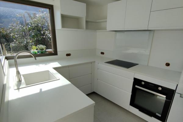 Cuisine total look blanc, une cuisine réalisée par SoCoo'c Bastia