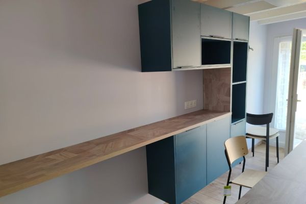 Cuisine bleue et bois sur mesure avec îlot central, une cuisine réalisée par SoCoo'c Ancenis