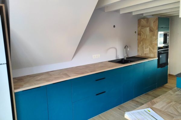 Cuisine bleue et bois sur mesure avec îlot central, une cuisine réalisée par SoCoo'c Ancenis