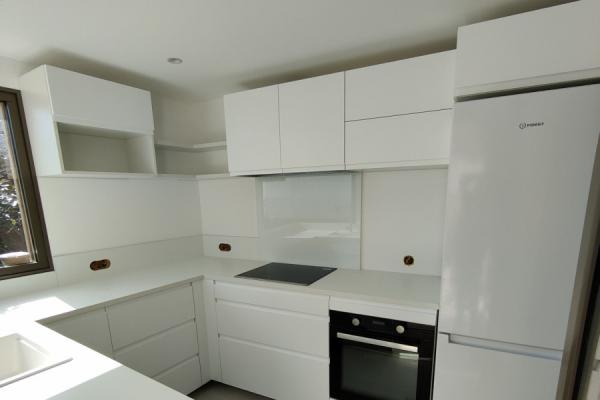 Cuisine total look blanc, une cuisine réalisée par SoCoo'c Bastia