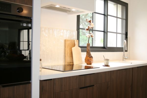 CUISINE NOYER ET QUARTZ BLANC, une cuisine réalisée par SoCoo'c Avignon Vedene