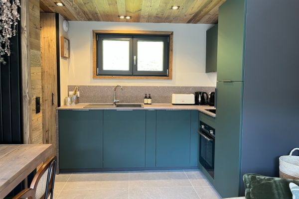 Cuisine verte dans un chalet, une cuisine réalisée par SoCoo'c Chambéry