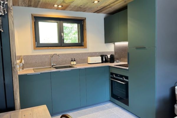 Cuisine verte dans un chalet, une cuisine réalisée par SoCoo'c Chambéry