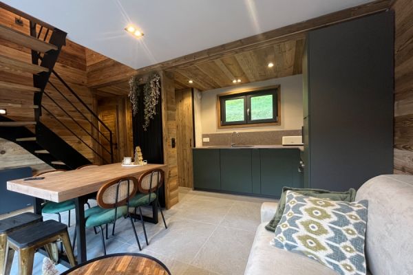 Cuisine verte dans un chalet, une cuisine réalisée par SoCoo'c Chambéry