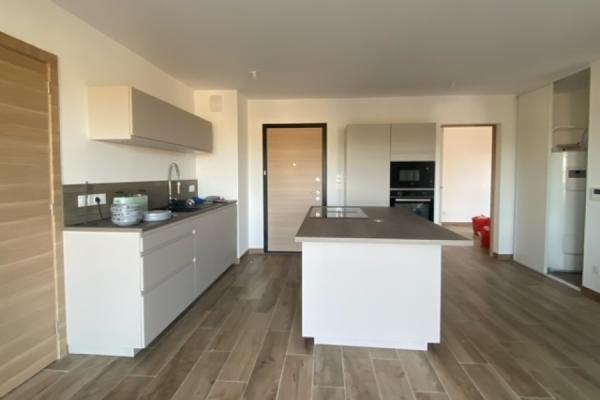 Cuisine blanche et beige avec îlot, une cuisine réalisée par SoCoo'c Bastia