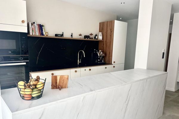 Cuisine blanche et marbre de Mme. et M. B, une cuisine réalisée par SoCoo'c Montélimar