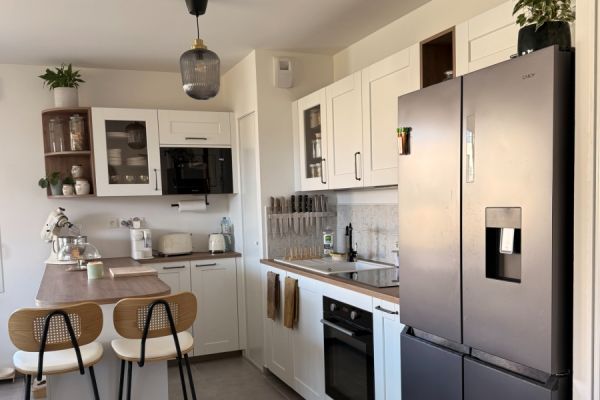 Jolie cuisine blanche au style campagne, une cuisine réalisée par SoCoo'c Dijon Quetigny