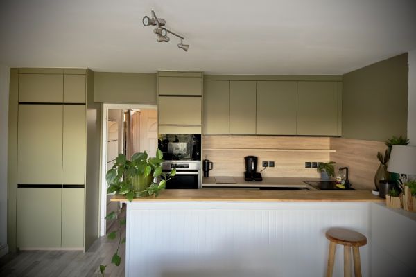 Une cuisine verte avec un bel avant / après ! , une cuisine réalisée par SoCoo'c Valence