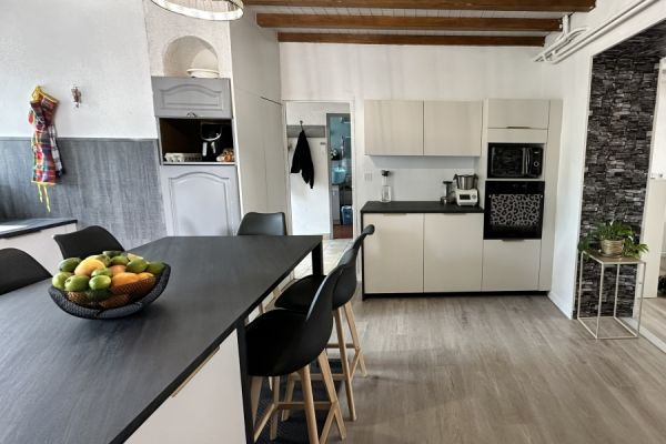 Cuisine aux tons clairs avec îlot, une cuisine réalisée par SoCoo'c Montlucon Domerat