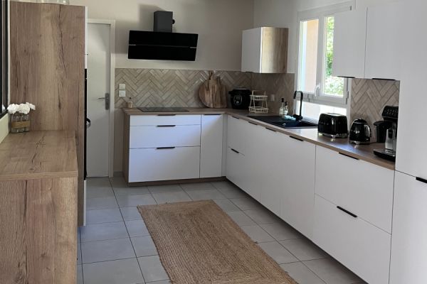 Cuisine blanche et bois, une cuisine réalisée par SoCoo'c Nevers