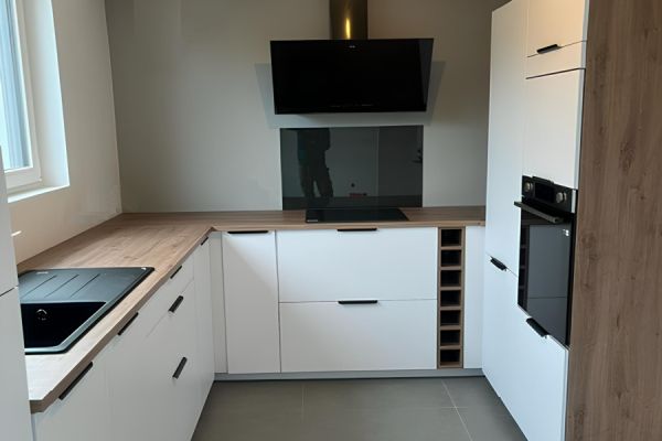 Cuisine blanche et bois avec casier bouteille, une cuisine réalisée par SoCoo'c Selestat