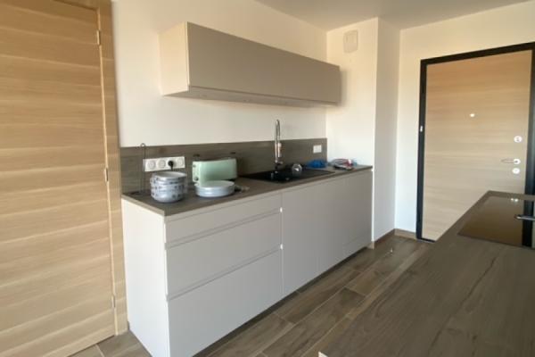 Cuisine blanche et beige avec îlot, une cuisine réalisée par SoCoo'c Bastia