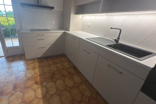 Cuisine en L blanc et plan de travail effet marbre, une cuisine réalisée par SoCoo'c Carcassonne
