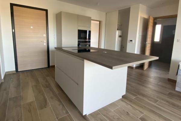 Cuisine blanche et beige avec îlot, une cuisine réalisée par SoCoo'c Bastia