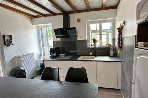 Cuisine aux tons clairs avec îlot, une cuisine réalisée par SoCoo'c Montlucon Domerat