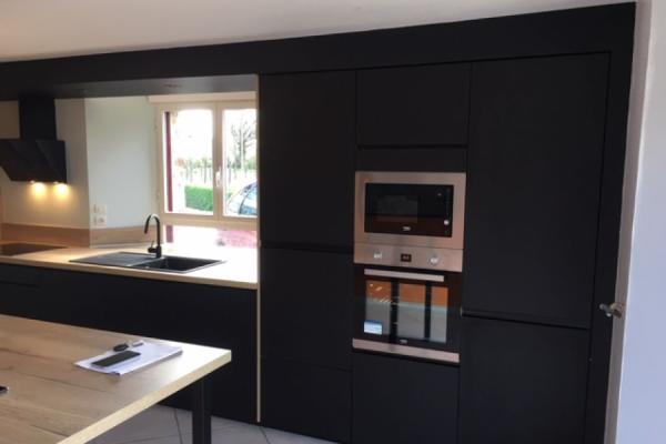 Cuisine blanche et bois ambiance moderne, une cuisine réalisée par SoCoo'c Herblay