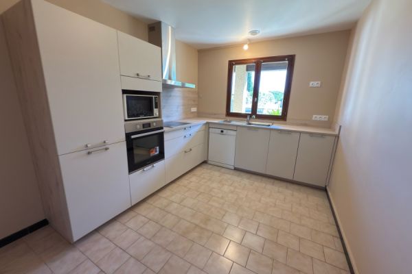Cuisine en L Blanc & Bois, une cuisine réalisée par SoCoo'c Carcassonne