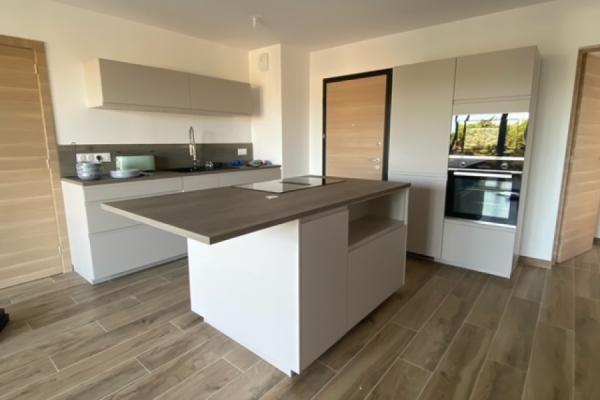 Cuisine blanche et beige avec îlot, une cuisine réalisée par SoCoo'c Bastia