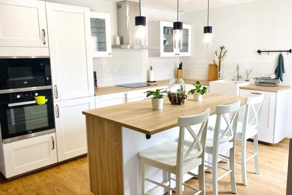 Cuisine campagne chic, une pièce lumineuse, une cuisine réalisée par SoCoo'c Pornic