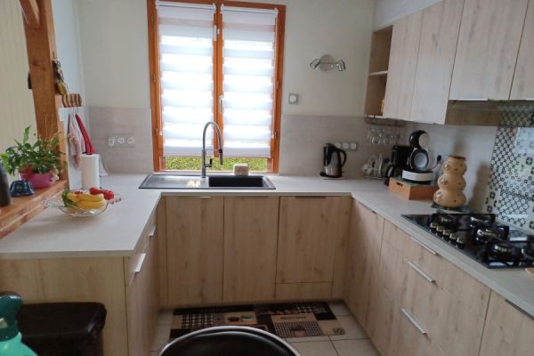 Cuisine équipée façade bois et plan effet béton clair, une cuisine réalisée par SoCoo'c Charleville