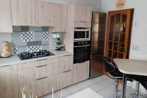 Cuisine équipée façade bois et plan effet béton clair, une cuisine réalisée par SoCoo'c Charleville