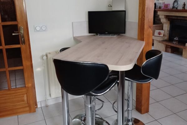 Cuisine équipée façade bois et plan effet béton clair, une cuisine réalisée par SoCoo'c Charleville