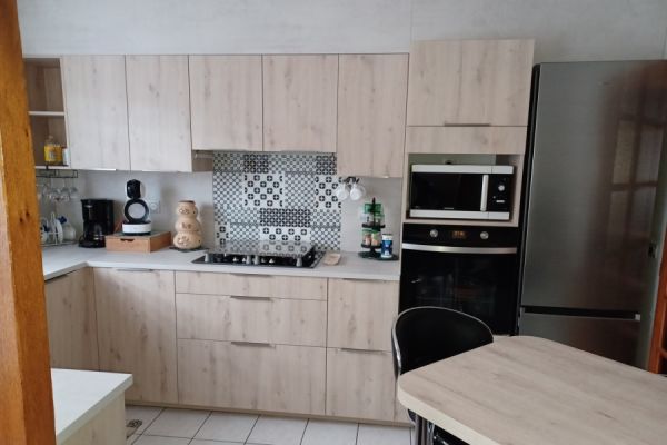 Cuisine équipée façade bois et plan effet béton clair, une cuisine réalisée par SoCoo'c Charleville