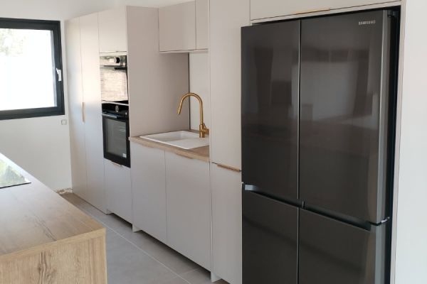 Cuisine fonctionnelle avec îlot en bois, une cuisine réalisée par SoCoo'c Fréjus