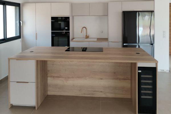 Cuisine fonctionnelle avec îlot en bois, une cuisine réalisée par SoCoo'c Fréjus