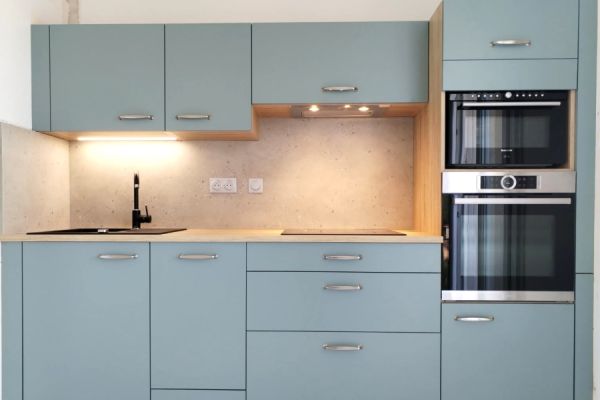 cuisine bleu et bois , une cuisine réalisée par SoCoo'c Fréjus