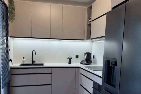 Cuisine beige sans poignées, une cuisine réalisée par SoCoo'c Fréjus