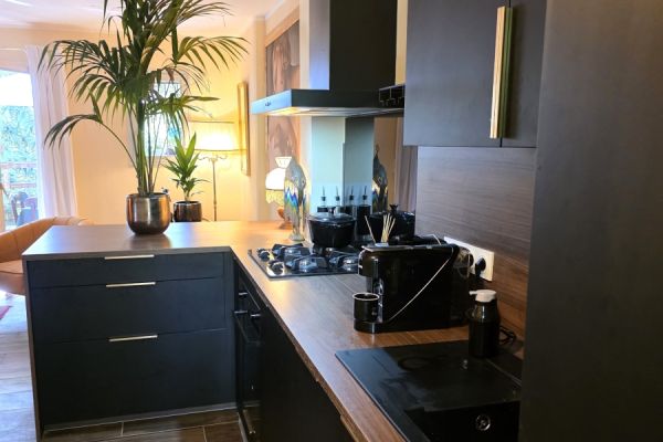 CUISINE NOYER ET NOIR , une cuisine réalisée par SoCoo'c Fréjus