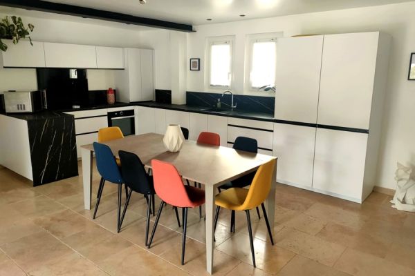 Cuisine blanche et noire sans poignées, une cuisine réalisée par SoCoo'c Fréjus