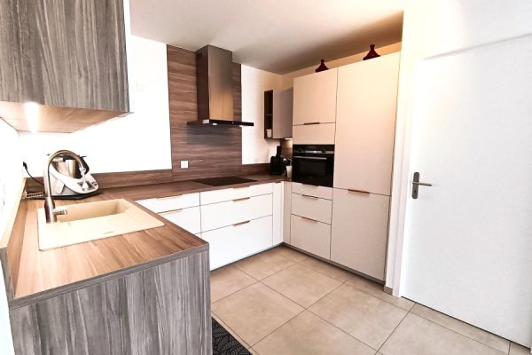 CUISINE BLANCHE ET BOIS, une cuisine réalisée par SoCoo'c Fréjus