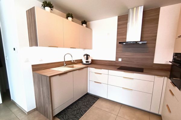 CUISINE BLANCHE ET BOIS, une cuisine réalisée par SoCoo'c Fréjus