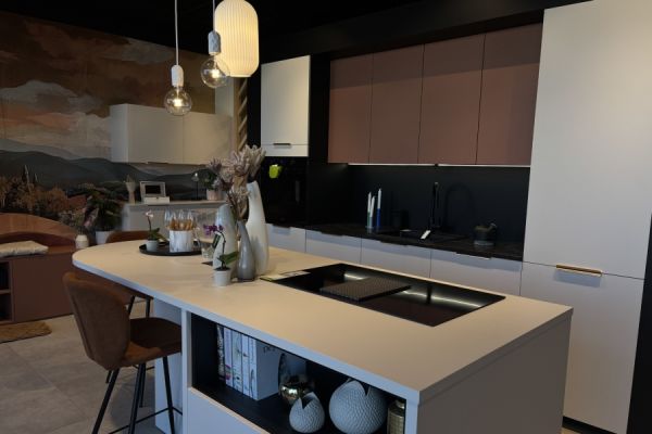 Cuisine moderne avec îlot, une cuisine réalisée par SoCoo'c Villeneuve-Loubet