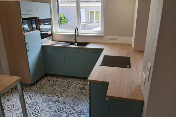 Cuisine en vert pastel mat et bois, une cuisine réalisée par SoCoo'c Selestat