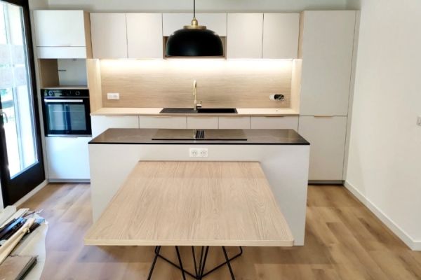 CUISINE LIN ET BOIS AVEC ILOT , une cuisine réalisée par SoCoo'c Fréjus