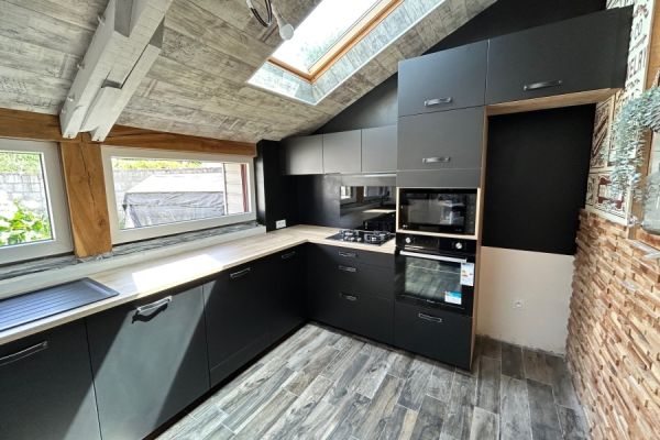 Cuisine noire et bois, une cuisine réalisée par SoCoo'c Pontivy