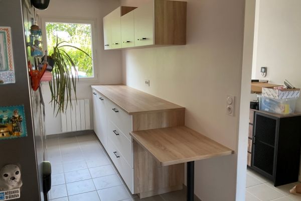 Cuisine blanche et bois chez Angélique, une cuisine réalisée par SoCoo'c Amberieu